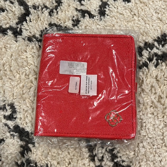 Kendra Scott The Zip Away Small Jewelry Organizer In Red Stingray NWT - Picture 9 of 10